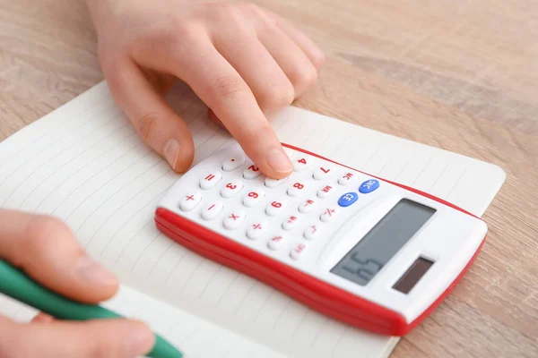Kvinne Med Kalkulator Teller Utgifter Ved Bordet Nærbilde – stockfoto