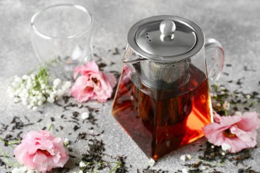 Gri arkaplanda çaydanlık sıcak çay