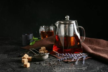 Koyu arkaplanda çay demliği