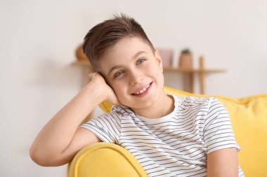 Evdeki gülümseyen küçük çocuğun portresi.