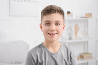 Evdeki gülümseyen küçük çocuğun portresi.