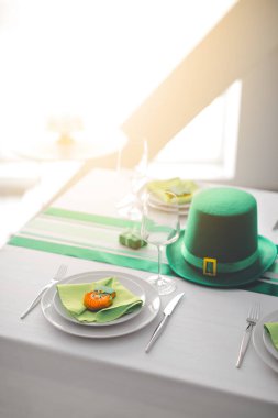 Aziz Patrick Günü kutlamaları için güzel bir masa.