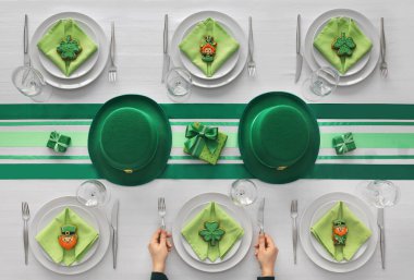 Aziz Patrick Günü kutlamaları için güzel bir masa.