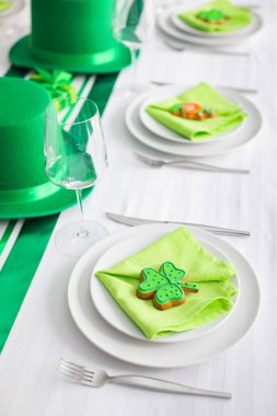 Aziz Patrick Günü kutlamaları için güzel bir masa.