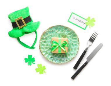 Beyaz arka planda Aziz Patrick Günü kutlamaları için güzel bir masa.