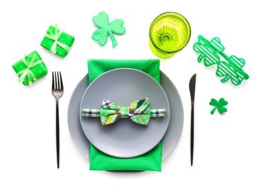 Beyaz arka planda Aziz Patrick Günü kutlamaları için güzel bir masa.