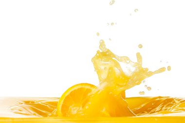 Beyaz arka planda taze portakal suyu damlası