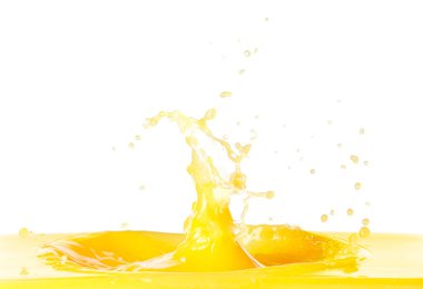 Beyaz arka planda taze portakal suyu damlası