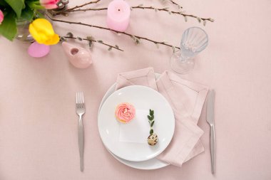 Paskalya kutlaması için güzel bir masa.