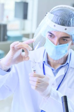 Laboratuvarda COVID-19 'a karşı aşı yapan bilim adamı.