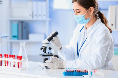 Laboratuvarda COVID-19 'a karşı aşı geliştiren bilim adamı