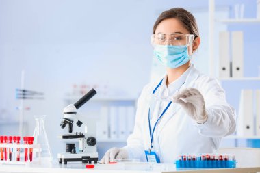 Laboratuvarda COVID-19 'a karşı aşı geliştiren bilim adamı