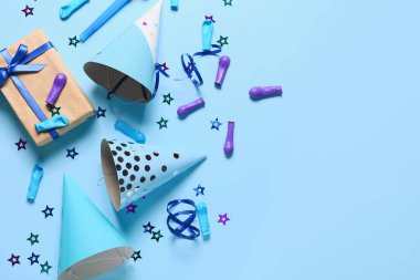 Parti şapkaları ve renk arkaplanı hediyeli şenlikli kompozisyon