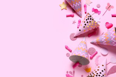 Parti şapkaları ve renk arkaplanı dekorlu şenlikli kompozisyon