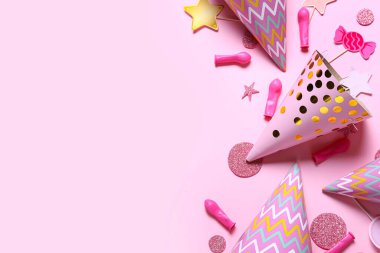 Parti şapkaları ve renk arkaplanı dekorlu şenlikli kompozisyon