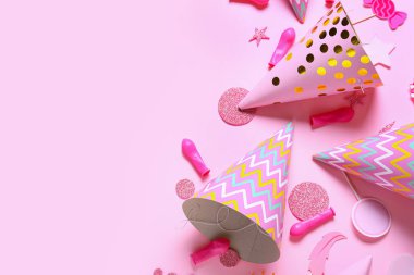 Parti şapkaları ve renk arkaplanı dekorlu şenlikli kompozisyon