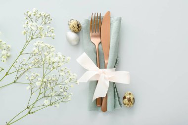 Paskalya kutlaması için arka planda güzel bir masa.