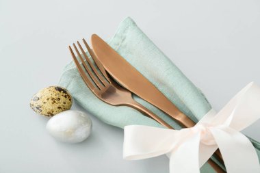 Paskalya kutlaması için arka planda güzel bir masa.