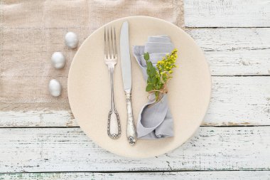 Beyaz ahşap arka planda Paskalya kutlaması için güzel bir masa.