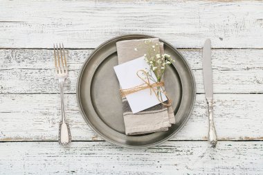 Beyaz ahşap arka planda güzel masa ayarları