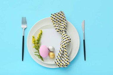 Renkli arka planda Paskalya kutlaması için güzel masa ayarları