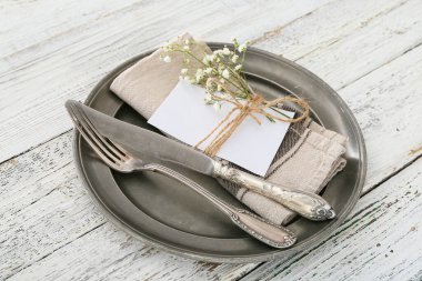 Beyaz ahşap arka planda güzel masa ayarları