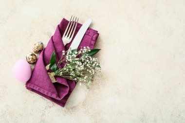 Gri arka planda Paskalya kutlaması için güzel bir masa.