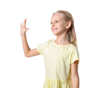 Beyaz arka planda el sallayan tatlı küçük kız.