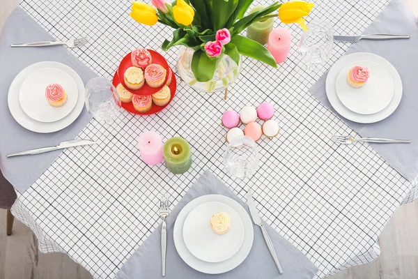 Paskalya kutlaması için güzel bir masa.