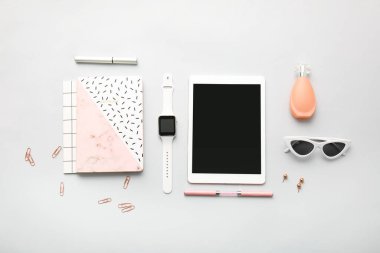 Işık arkaplan üzerinde modern akıllı saat ve tablet bilgisayara sahip kompozisyon