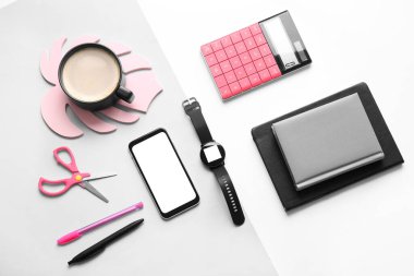 Işık arkaplan üzerinde farklı modern aygıtlara sahip kompozisyon