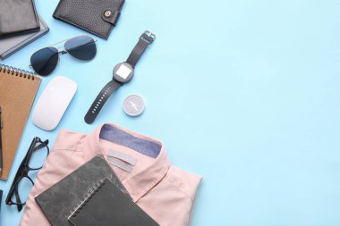 Renk arkaplan üzerinde farklı modern aygıtlara sahip kompozisyon