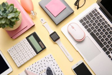 Renk arkaplan üzerinde farklı modern aygıtlara sahip kompozisyon