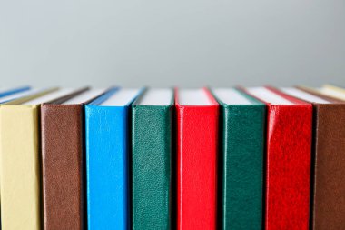 Işık arkaplanı üzerine kitap yığını, yakın plan