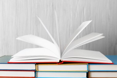 Ahşap zemin üzerine kitap yığınları