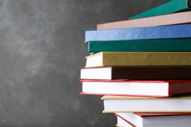 Gri arkaplan üzerine kitap yığını