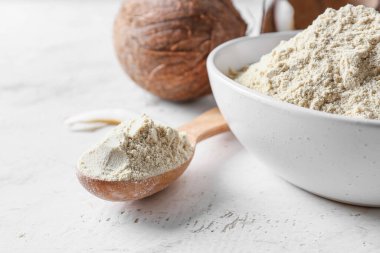 Hafif arka planda hindistan cevizi unu olan kase ve kaşık