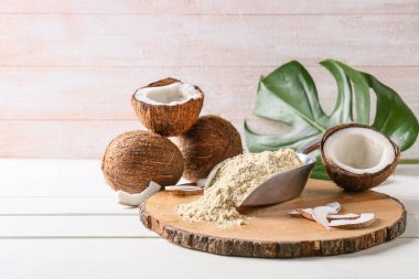 Hafif ahşap zemin üzerinde hindistan cevizi unu ile kepçe