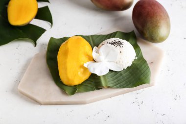 Hafif arka planda lezzetli pirinç ve mangolu tropikal yaprak