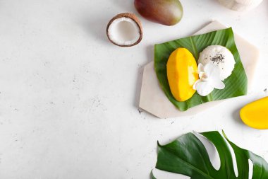 Hafif arka planda lezzetli pirinç ve mangolu tropikal yaprak