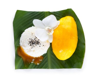 Beyaz arka planda lezzetli pirinç ve mangolu tropikal yaprak