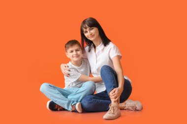 Renkli arka planda mutlu anne ve oğul portresi