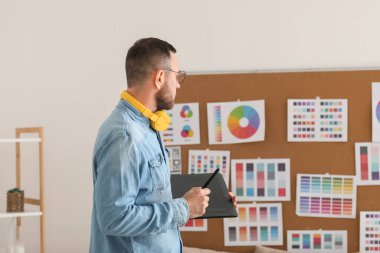 Ofiste çalışan erkek tasarımcı