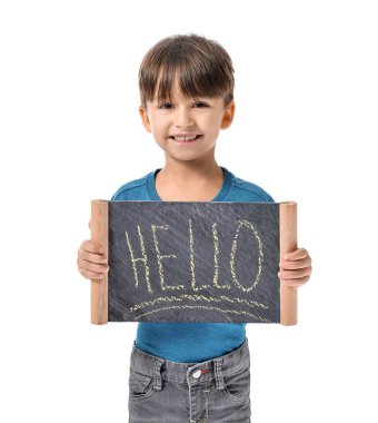 Beyaz arka planda yazı tahtası olan şirin bir çocuk.