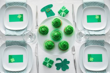 Aziz Patrick Günü kutlamaları için güzel bir masa.