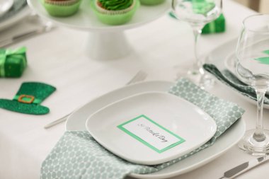 Aziz Patrick Günü kutlamaları için güzel bir masa.