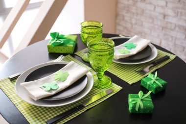 Aziz Patrick Günü kutlamaları için güzel bir masa.