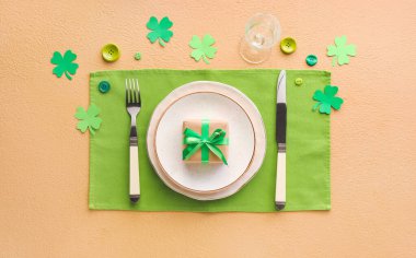 St. Patrick Günü kutlamaları için güzel bir masa.