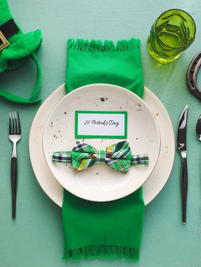 St. Patrick Günü kutlamaları için güzel bir masa.