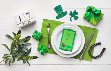 Beyaz ahşap arka planda Aziz Patrick Günü kutlamaları için güzel bir masa.